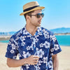 chemise hawaienne bleu - zoom sur homme sur la plage  | Couleur Florale