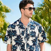 chemise hawaienne palmier - zoom sur homme sur la plage avec des palmiers - couleur florale