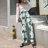 pantalon vert fleuri - mannequin de face - Couleur Florale