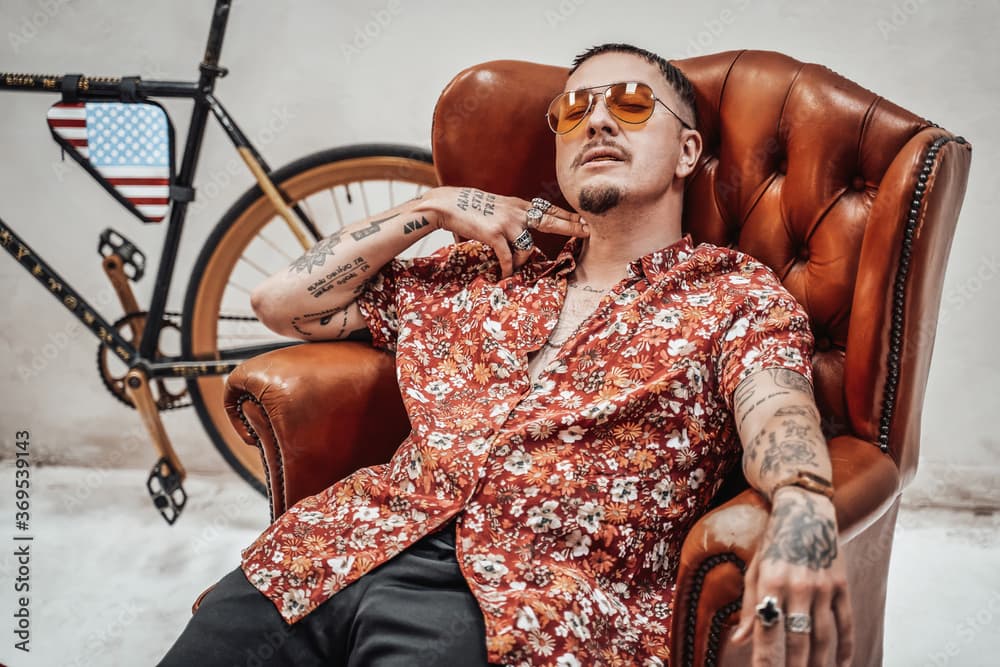 Apprends comment porter une chemise hawaïenne avec style