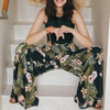 pantalon large fleuri tropical - mannequin assise - Couleur Florale