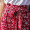 pantalon rouge fleuri - zoom motifs à fleurs - Couleur Florale